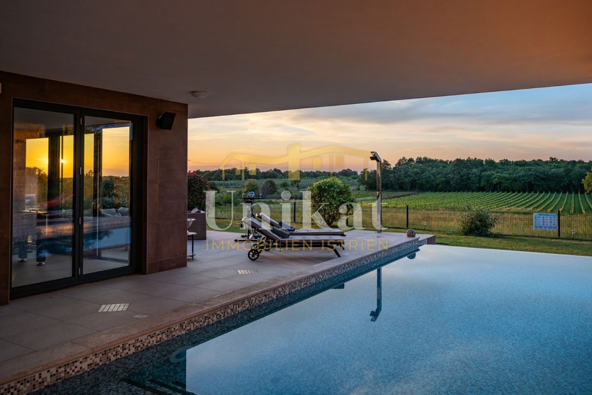 Luksuzna hiša z garažo v kleti - 3 km do morja